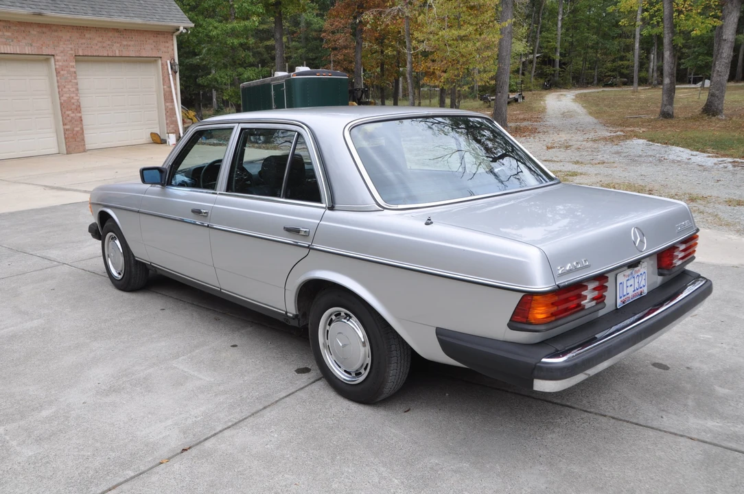 1981 Mercedes-Benz W123 Sedan - Image 3 of 31