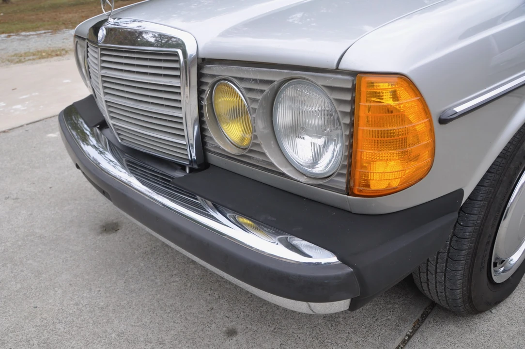 1981 Mercedes-Benz W123 Sedan - Image 14 of 31