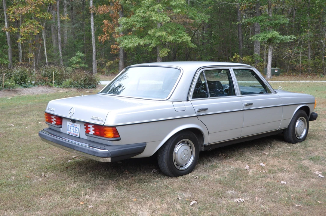 1981 Mercedes-Benz W123 Sedan - Image 5 of 31