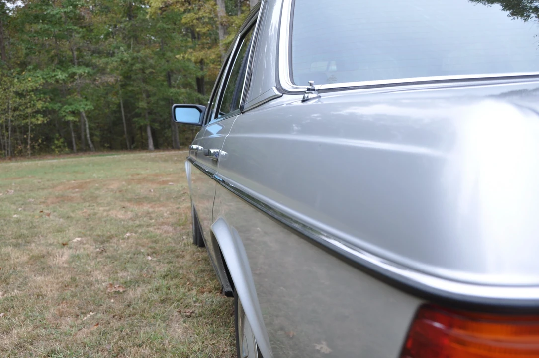 1981 Mercedes-Benz W123 Sedan - Image 31 of 31