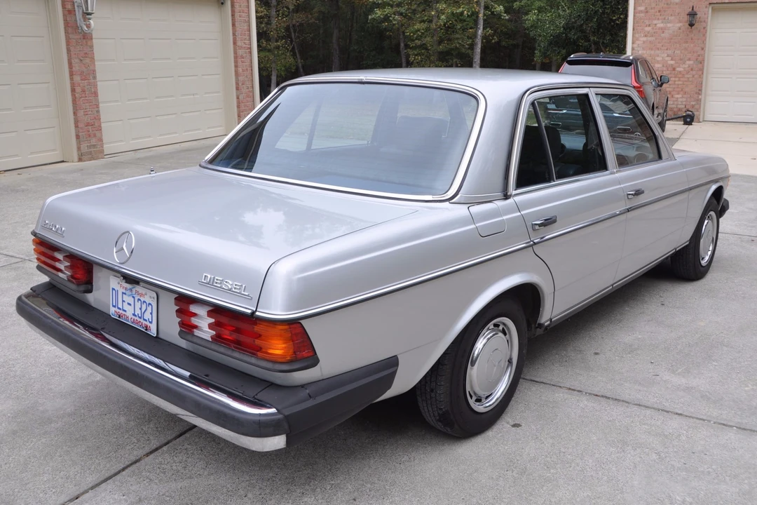 1981 Mercedes-Benz W123 Sedan - Image 4 of 31