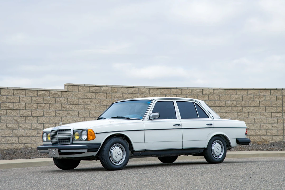 1981 Mercedes-Benz W123 Sedan - Image 2 of 31
