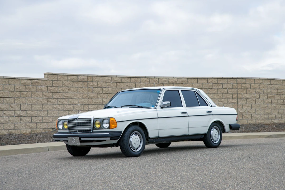 1981 Mercedes-Benz W123 Sedan - Image 3 of 31