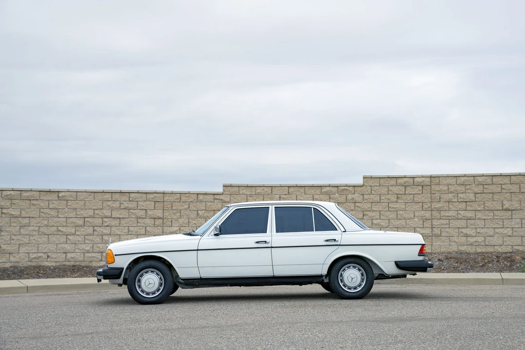 1981 Mercedes-Benz W123 Sedan - Image 4 of 31