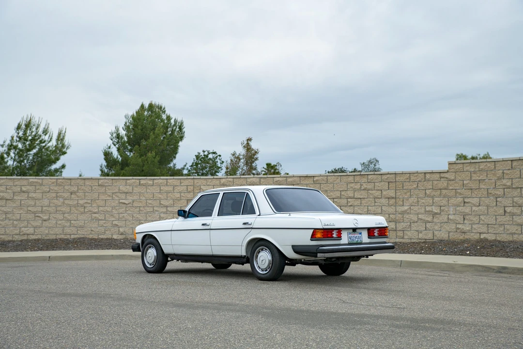 1981 Mercedes-Benz W123 Sedan - Image 5 of 31