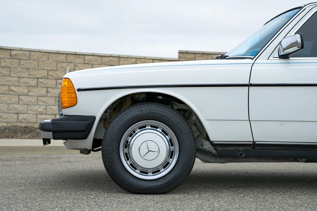 1981 Mercedes-Benz W123 Sedan - Image 18 of 31