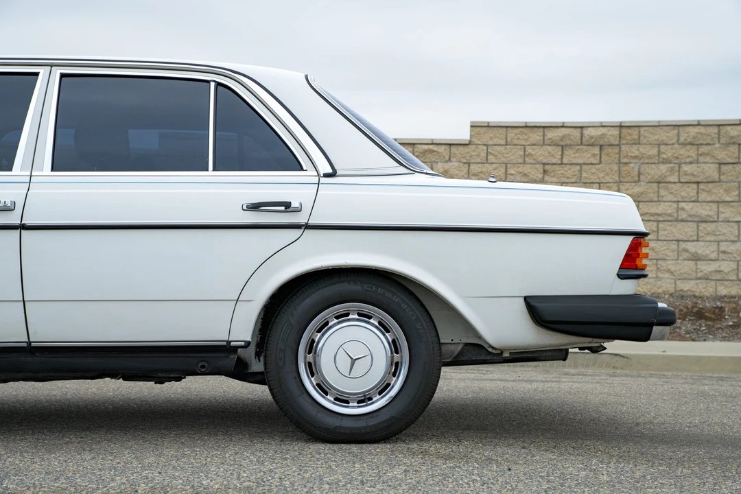 1981 Mercedes-Benz W123 Sedan - Image 19 of 31