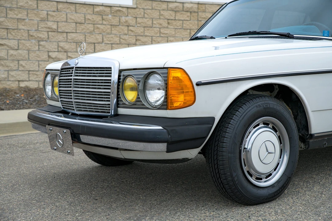 1981 Mercedes-Benz W123 Sedan - Image 23 of 31