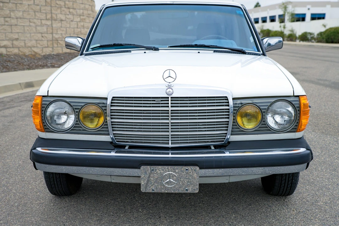 1981 Mercedes-Benz W123 Sedan - Image 15 of 31