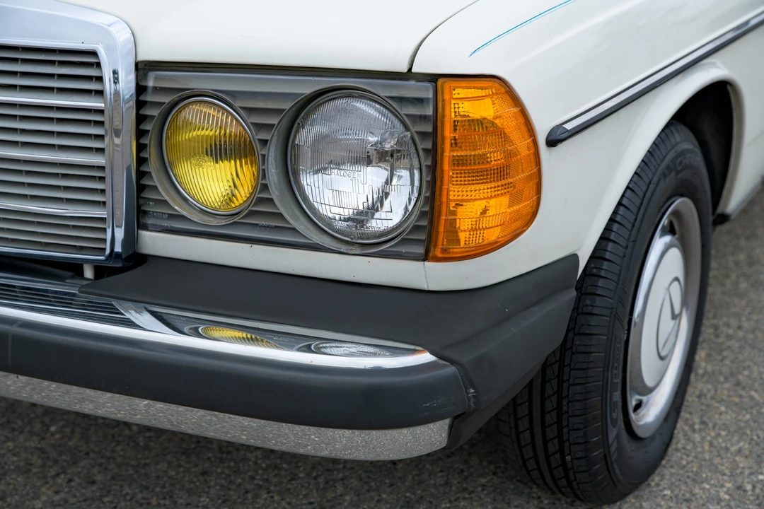 1981 Mercedes-Benz W123 Sedan - Image 25 of 31