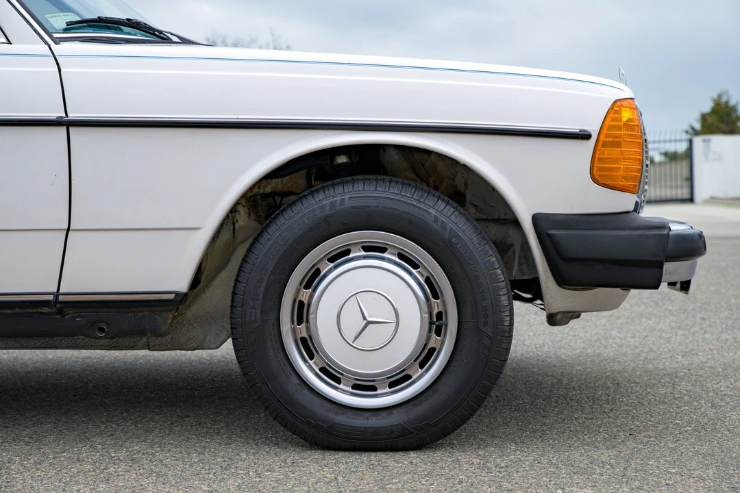 1981 Mercedes-Benz W123 Sedan - Image 22 of 31