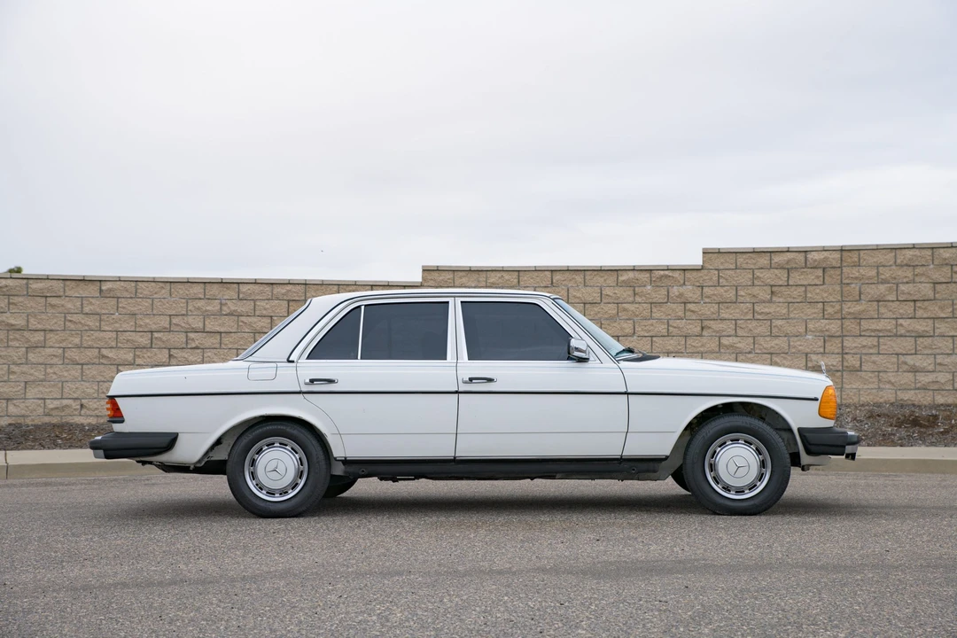 1981 Mercedes-Benz W123 Sedan - Image 10 of 31