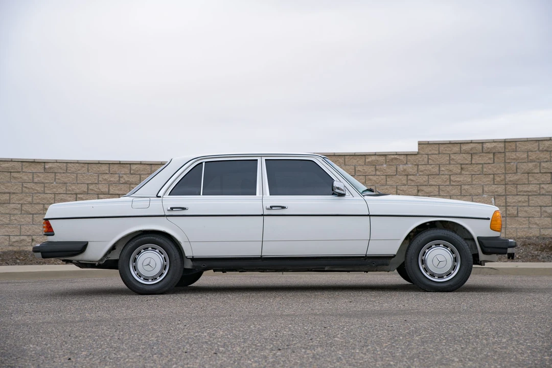 1981 Mercedes-Benz W123 Sedan - Image 11 of 31