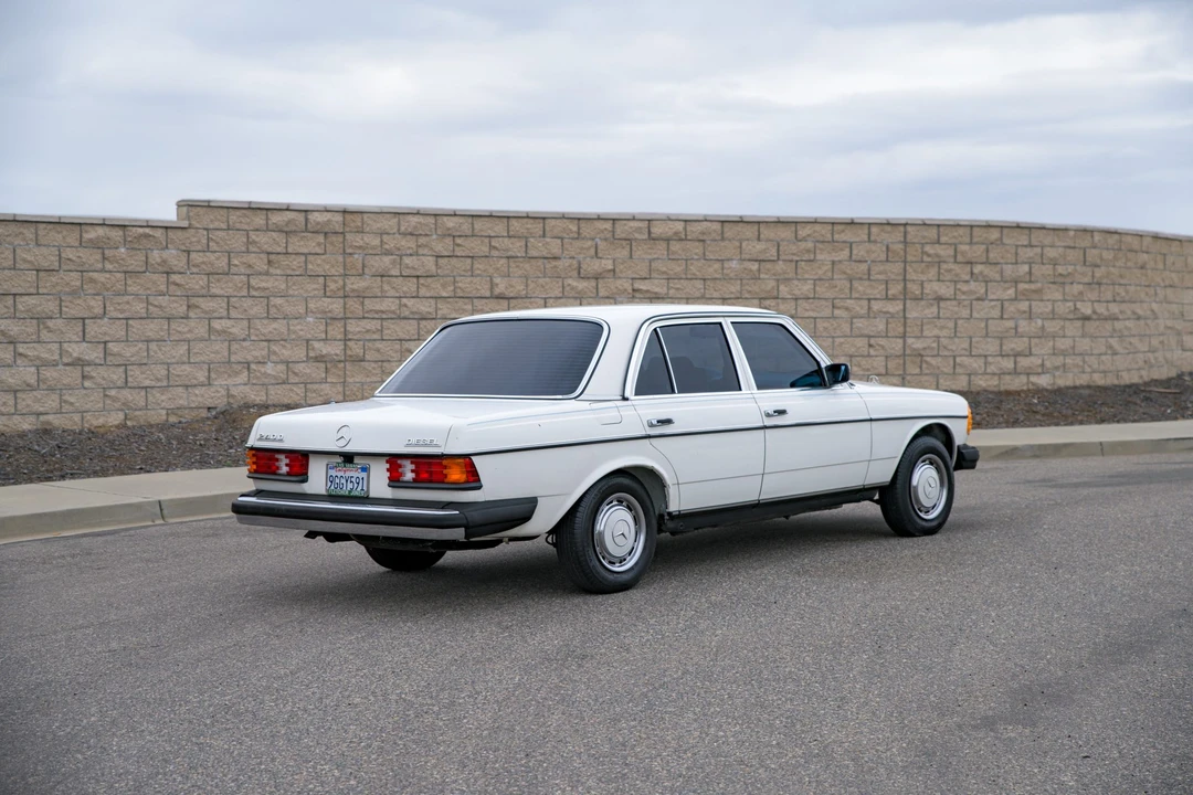 1981 Mercedes-Benz W123 Sedan - Image 9 of 31