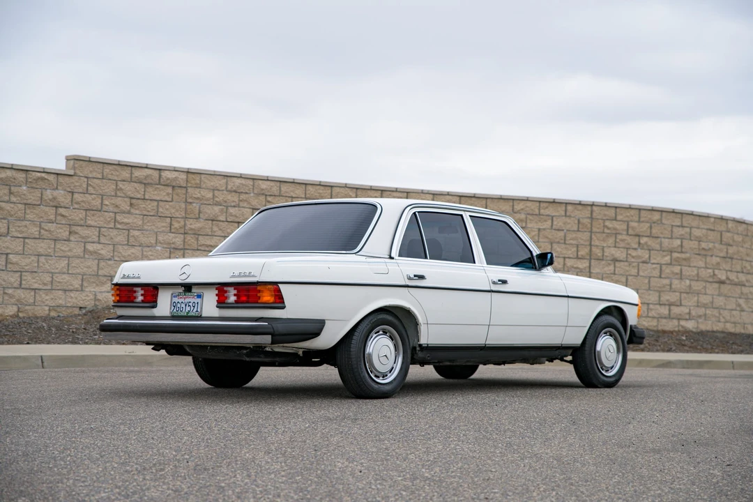 1981 Mercedes-Benz W123 Sedan - Image 8 of 31