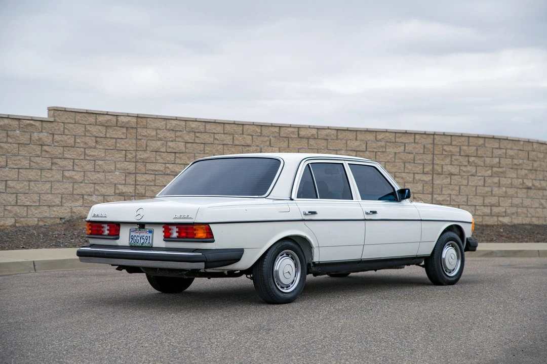 1981 Mercedes-Benz W123 Sedan - Image 7 of 31