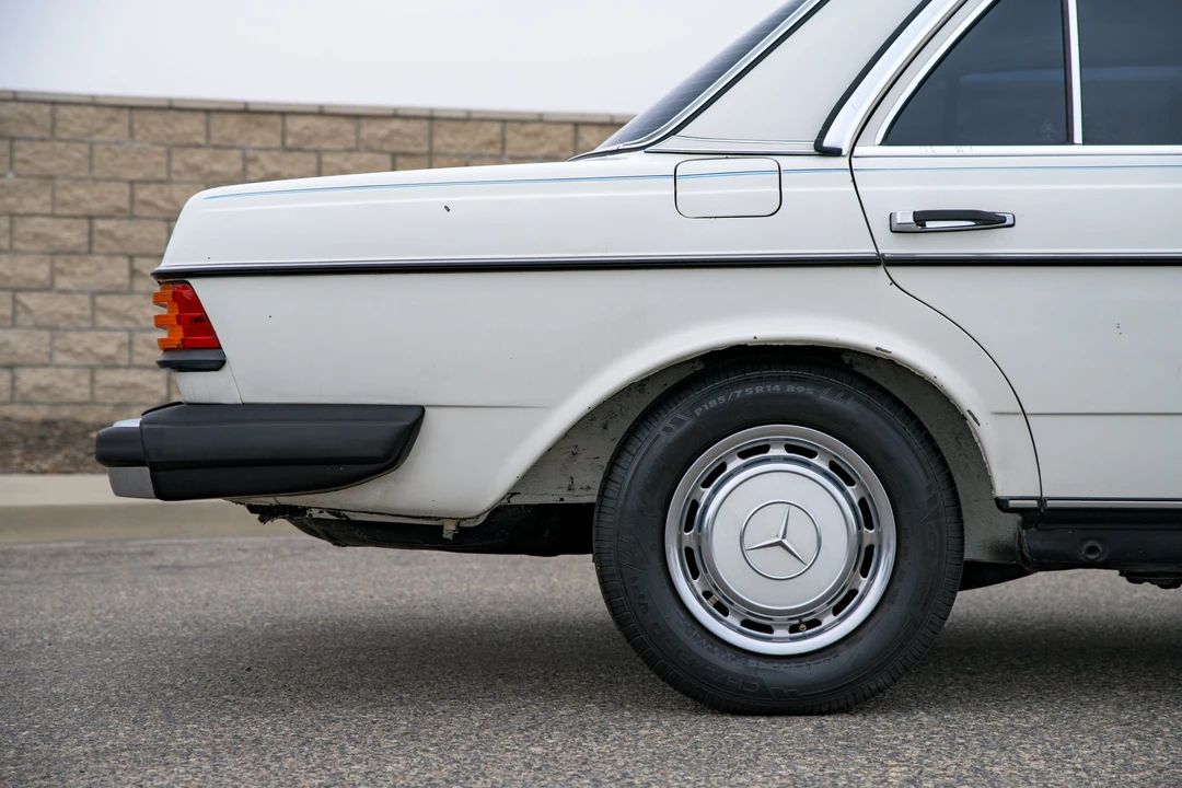 1981 Mercedes-Benz W123 Sedan - Image 20 of 31