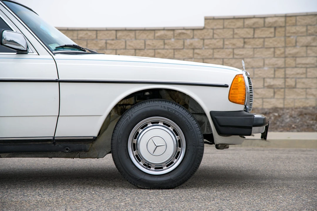 1981 Mercedes-Benz W123 Sedan - Image 21 of 31