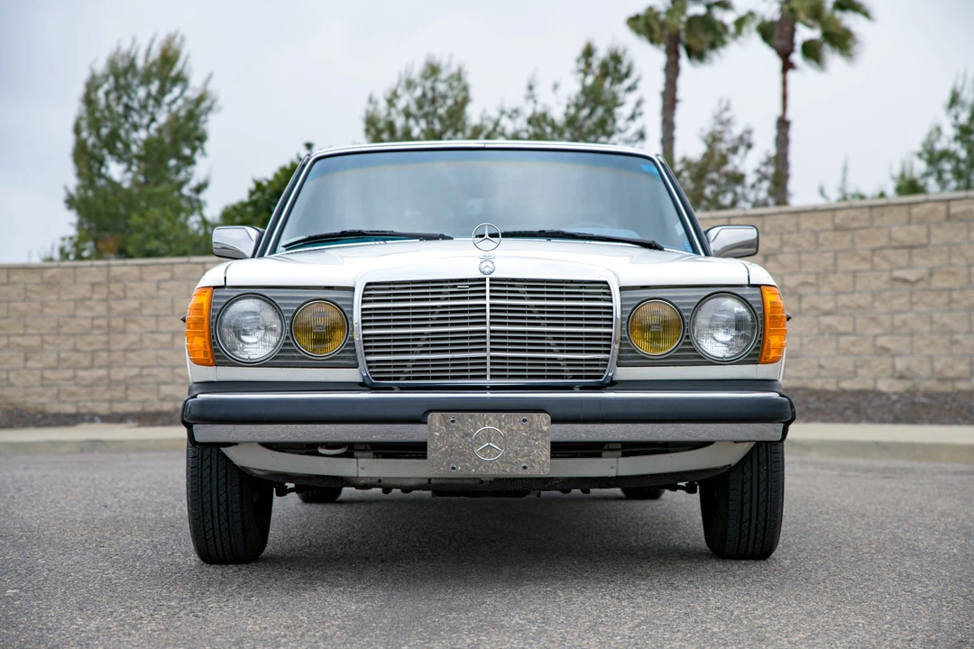 1981 Mercedes-Benz W123 Sedan - Image 14 of 31