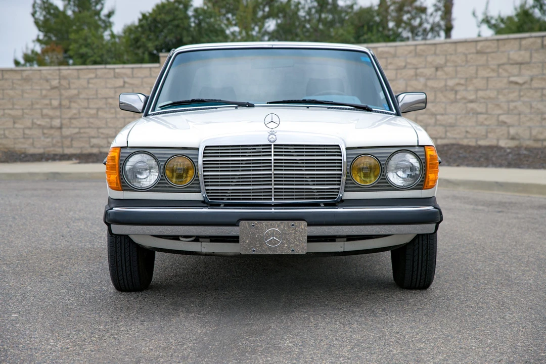 1981 Mercedes-Benz W123 Sedan - Image 16 of 31