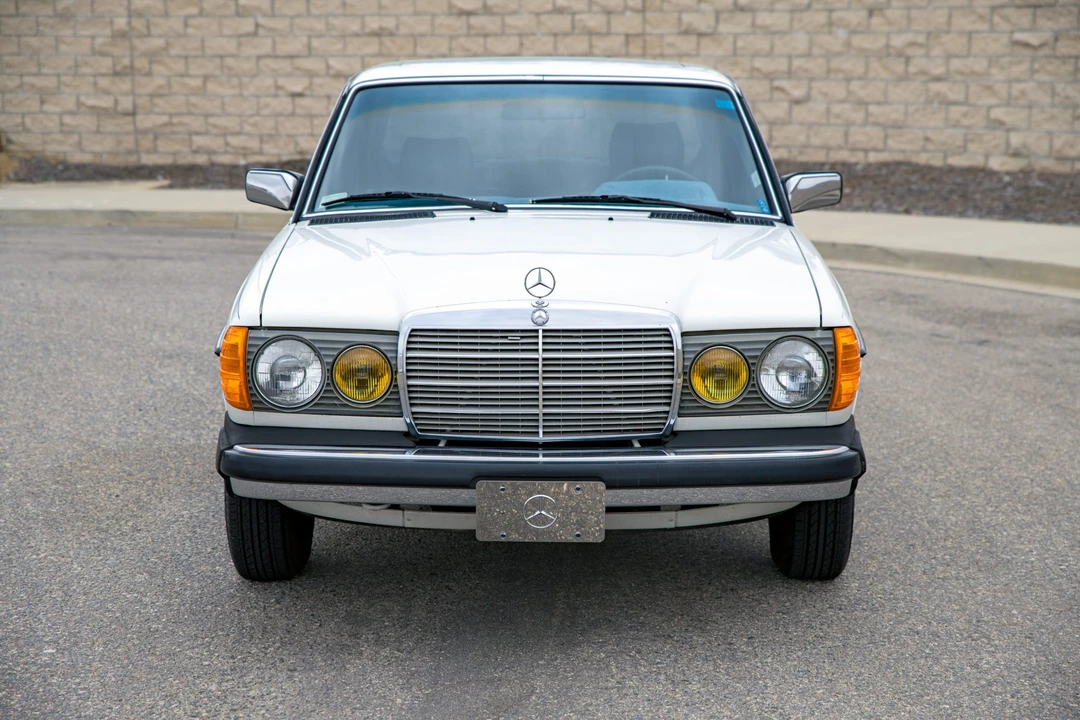 1981 Mercedes-Benz W123 Sedan - Image 17 of 31