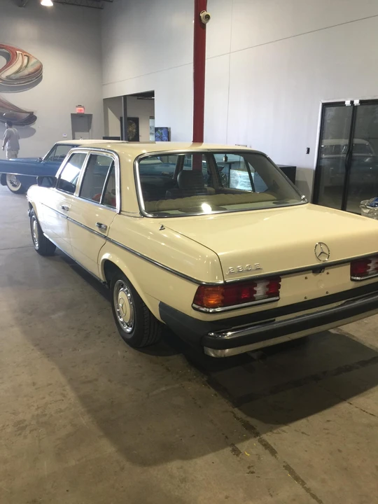 1981 Mercedes-Benz W123 Sedan - Image 8 of 31