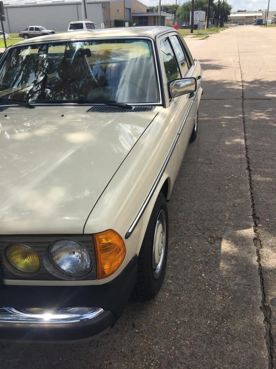 1981 Mercedes-Benz W123 Sedan - Image 13 of 31
