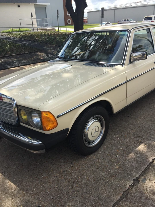 1981 Mercedes-Benz W123 Sedan - Image 16 of 31