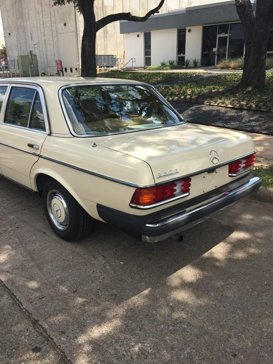1981 Mercedes-Benz W123 Sedan - Image 30 of 31