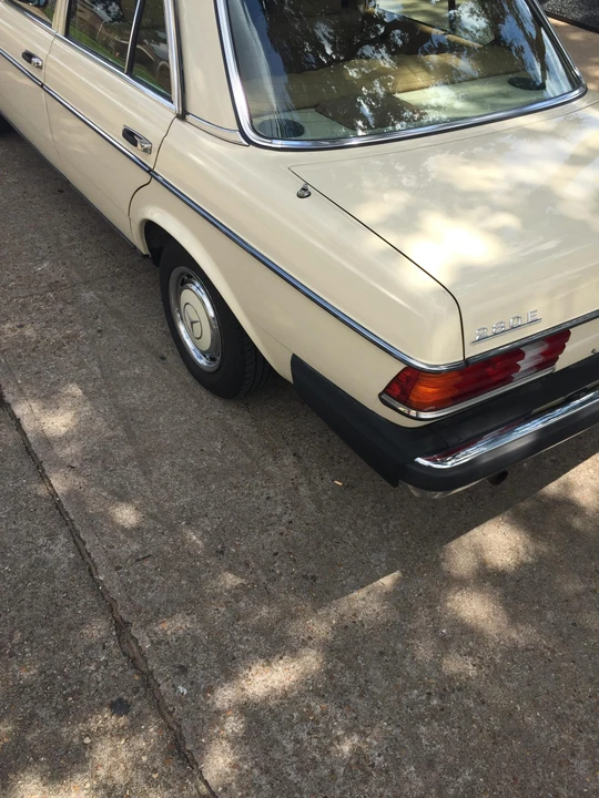 1981 Mercedes-Benz W123 Sedan - Image 29 of 31