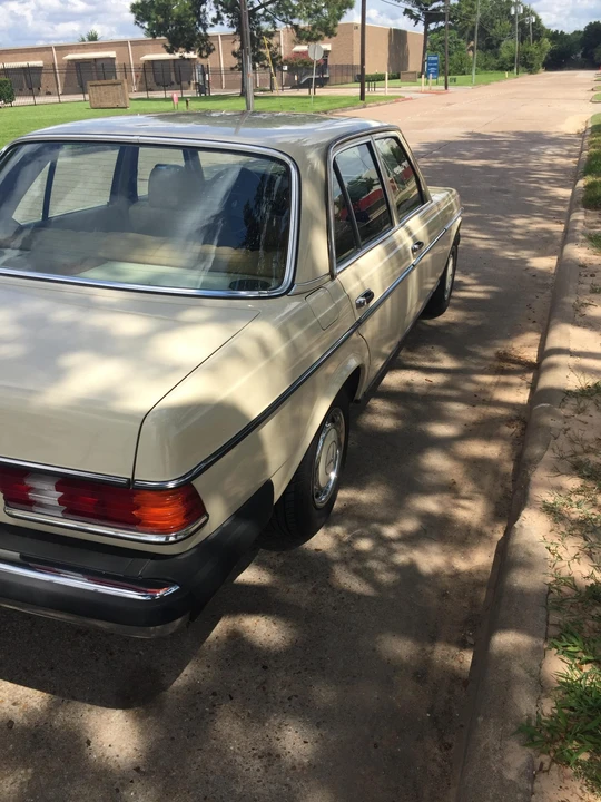 1981 Mercedes-Benz W123 Sedan - Image 24 of 31