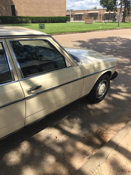 1981 Mercedes-Benz W123 Sedan - Image 21 of 31