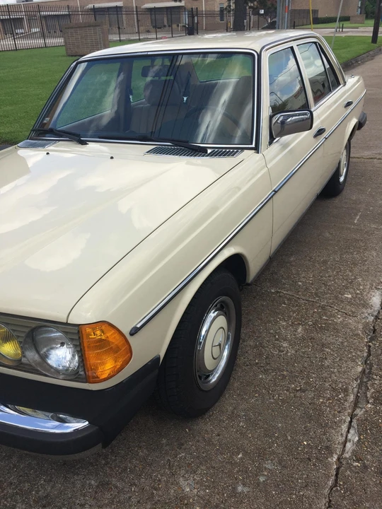 1981 Mercedes-Benz W123 Sedan - Image 15 of 31