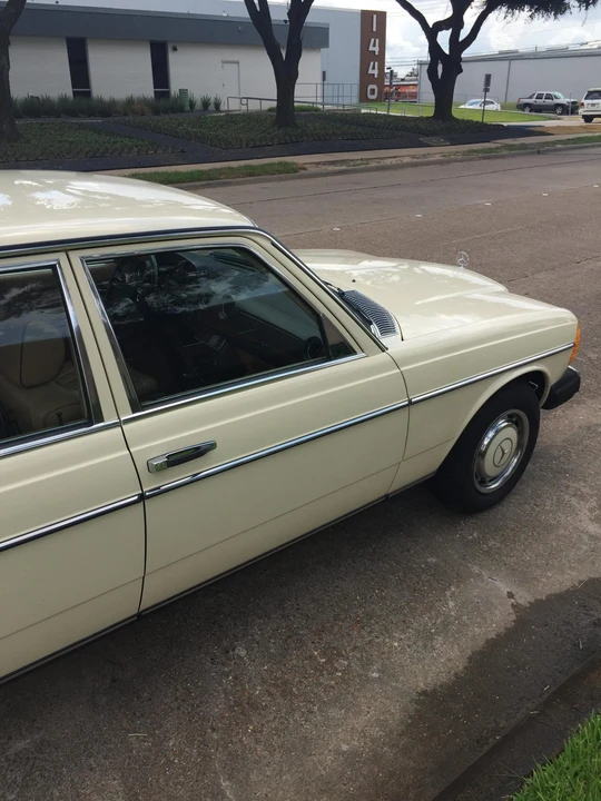 1981 Mercedes-Benz W123 Sedan - Image 22 of 31