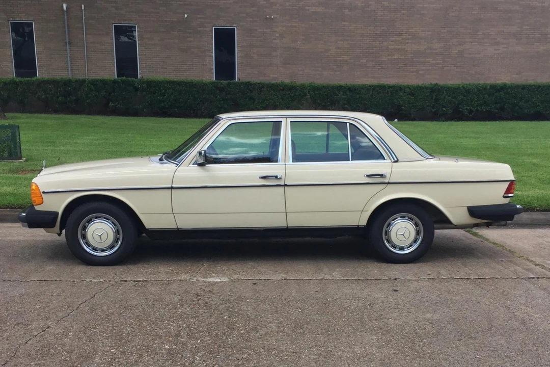 1981 Mercedes-Benz W123 Sedan - Image 9 of 31