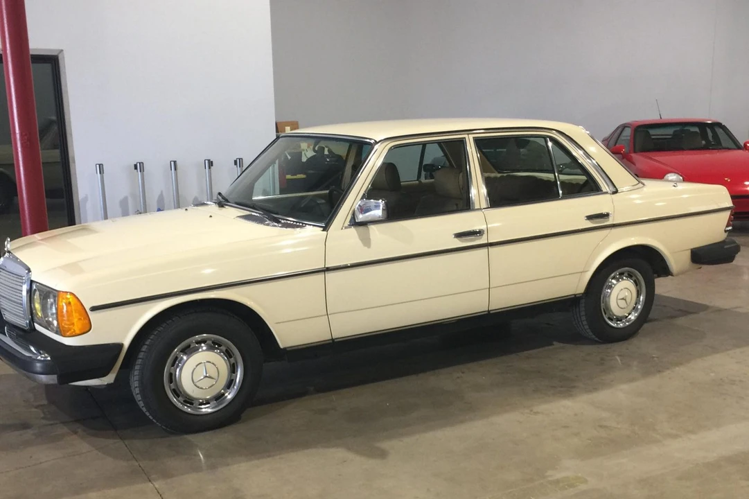 1981 Mercedes-Benz W123 Sedan - Image 2 of 31