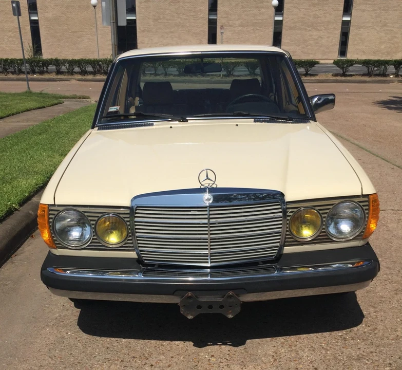 1981 Mercedes-Benz W123 Sedan - Image 3 of 31