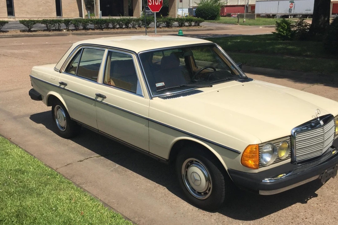 1981 Mercedes-Benz W123 Sedan - Image 4 of 31