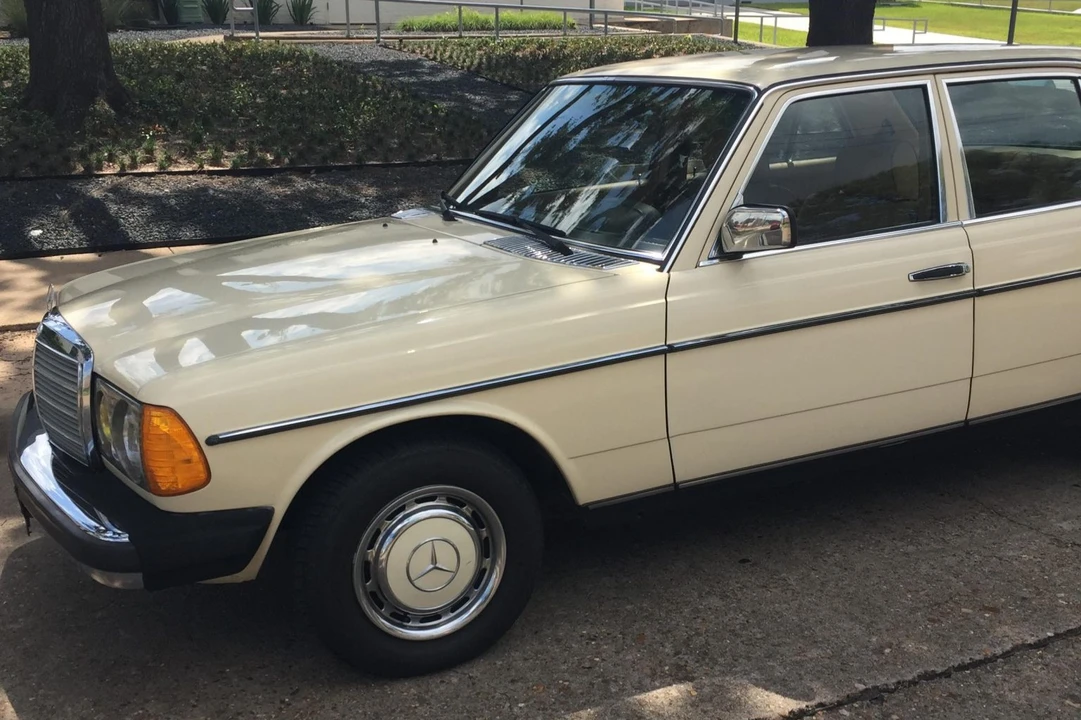 1981 Mercedes-Benz W123 Sedan - Image 17 of 31