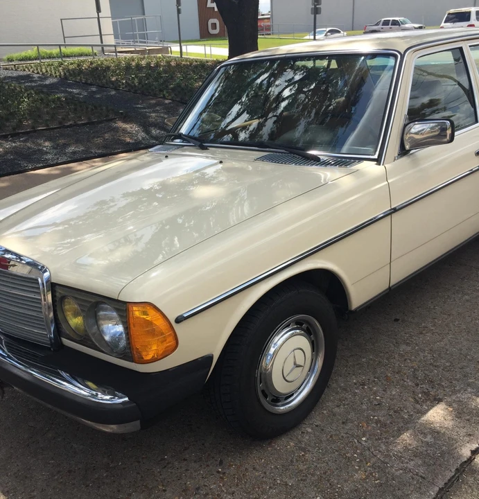 1981 Mercedes-Benz W123 Sedan - Image 14 of 31