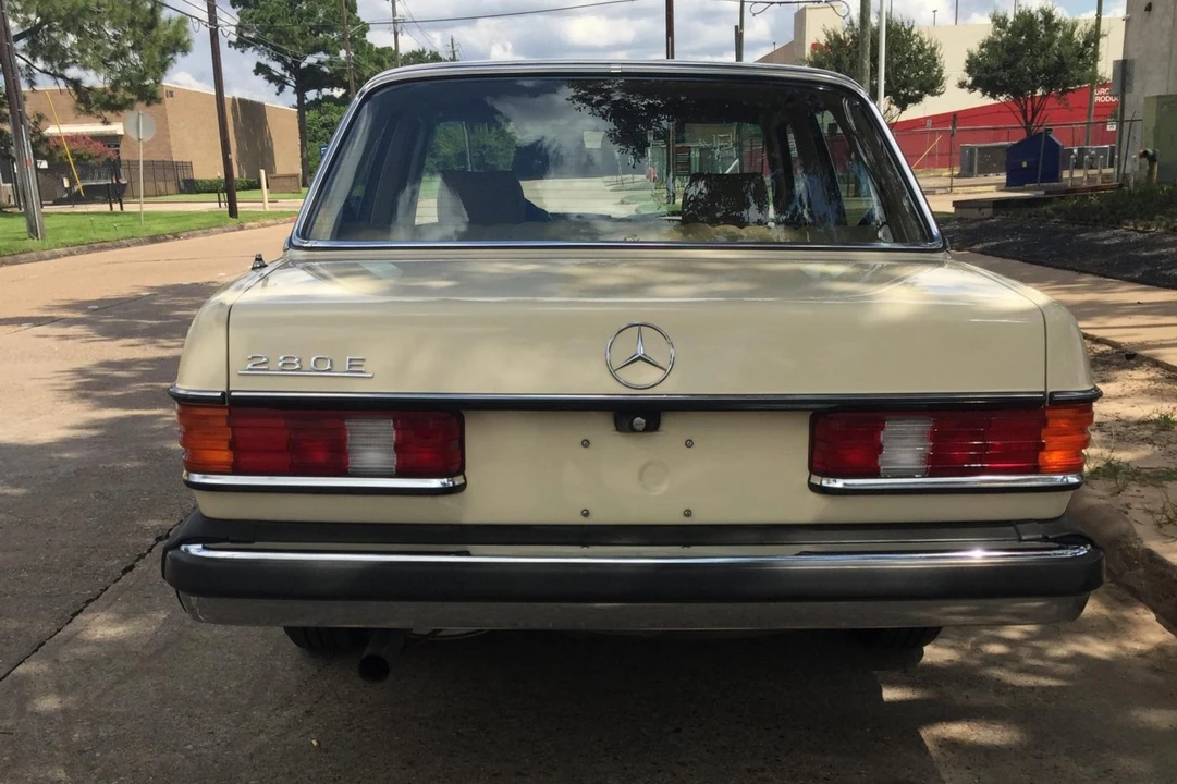 1981 Mercedes-Benz W123 Sedan - Image 7 of 31