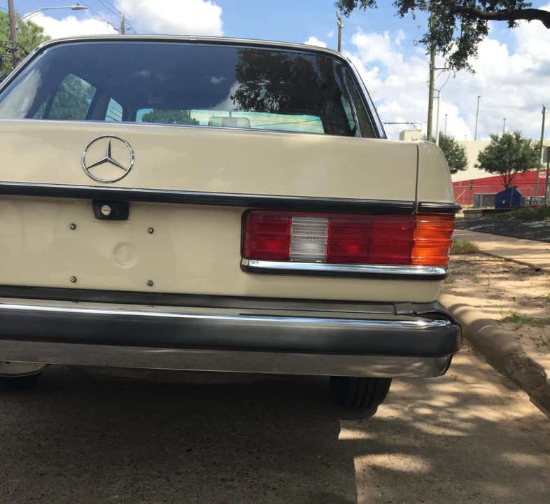 1981 Mercedes-Benz W123 Sedan - Image 27 of 31