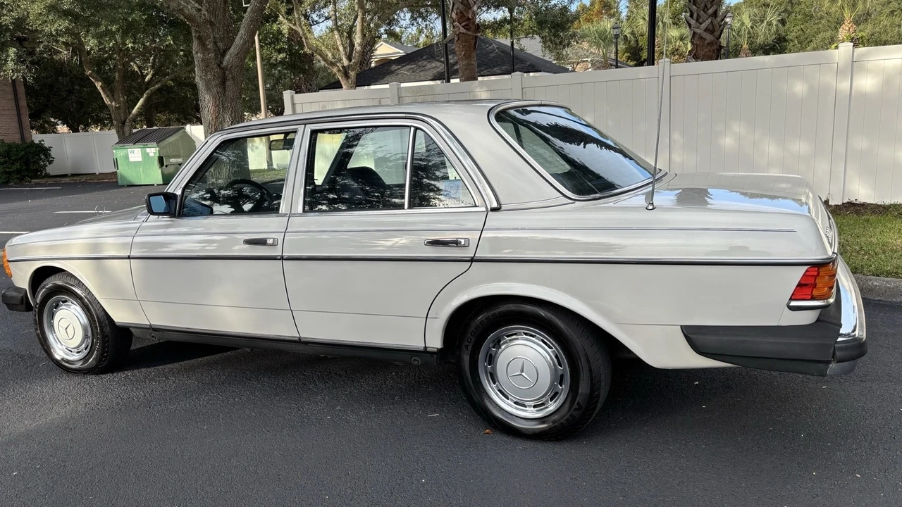 1981 Mercedes-Benz W123 Sedan - Image 3 of 21