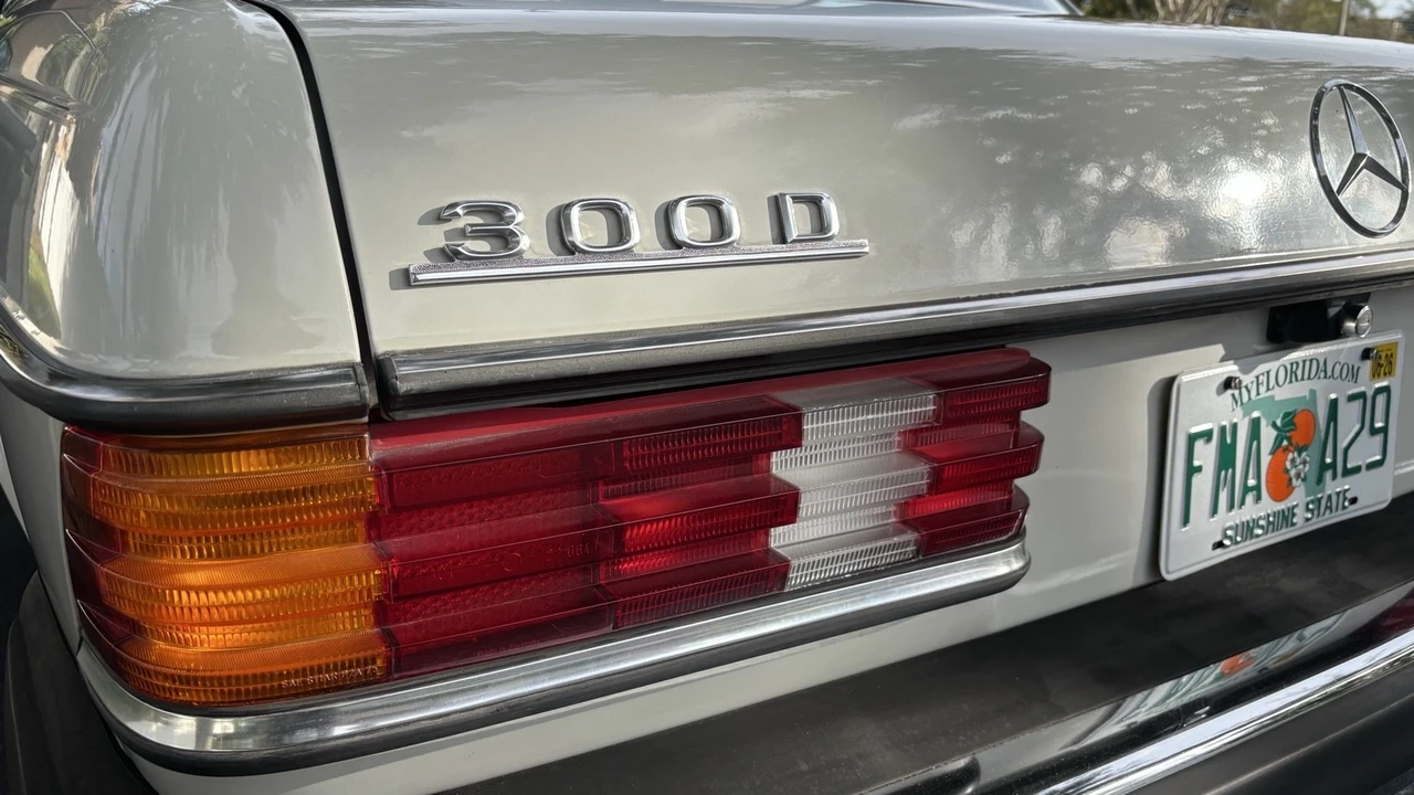 1981 Mercedes-Benz W123 Sedan - Image 14 of 21