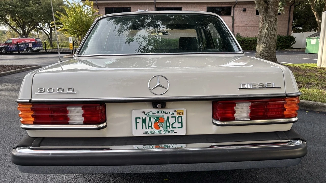 1981 Mercedes-Benz W123 Sedan - Image 7 of 21