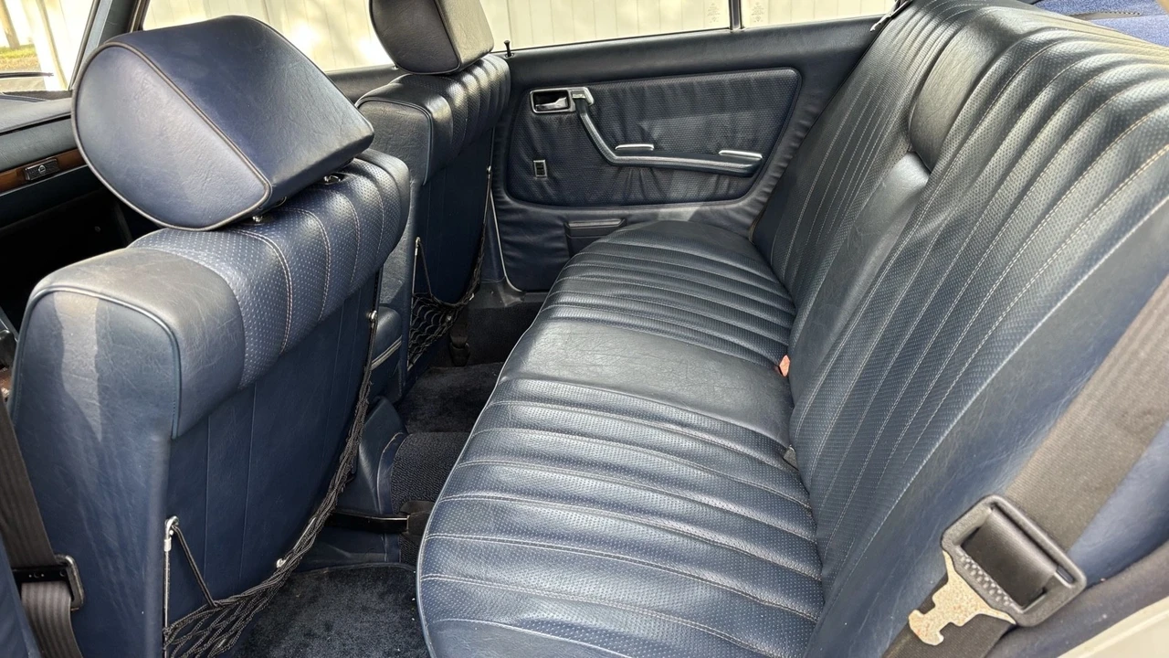 1981 Mercedes-Benz W123 Sedan - Image 16 of 21