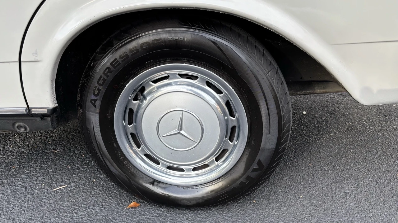 1981 Mercedes-Benz W123 Sedan - Image 6 of 21