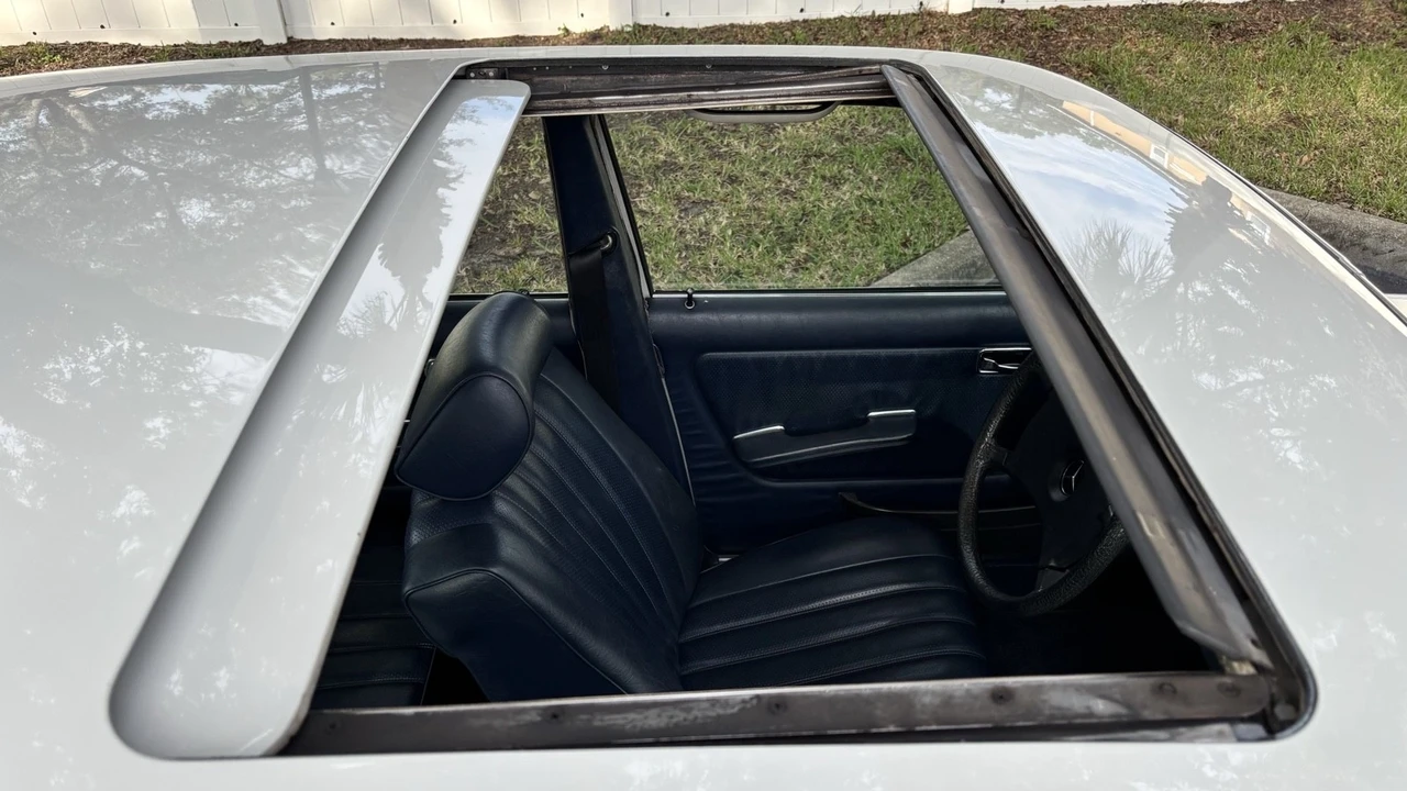 1981 Mercedes-Benz W123 Sedan - Image 11 of 21