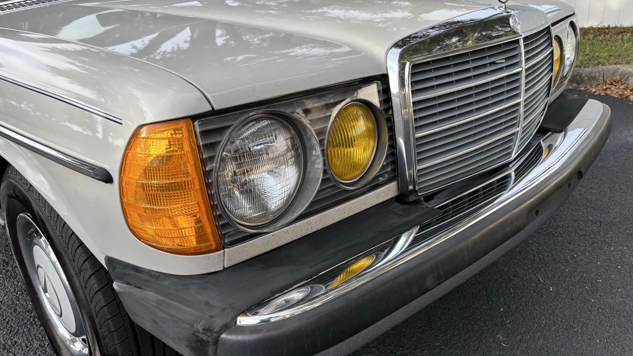 1981 Mercedes-Benz W123 Sedan - Image 8 of 21