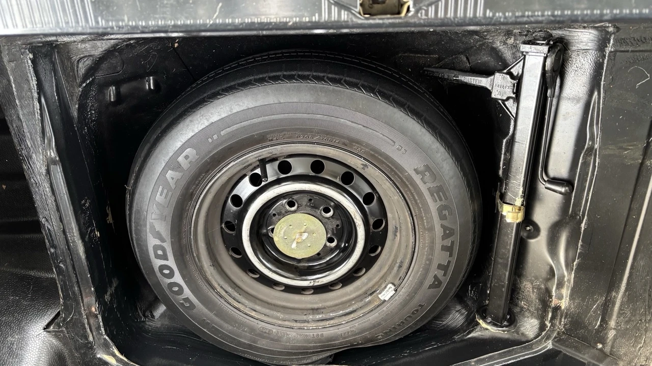 1981 Mercedes-Benz W123 Sedan - Image 12 of 21